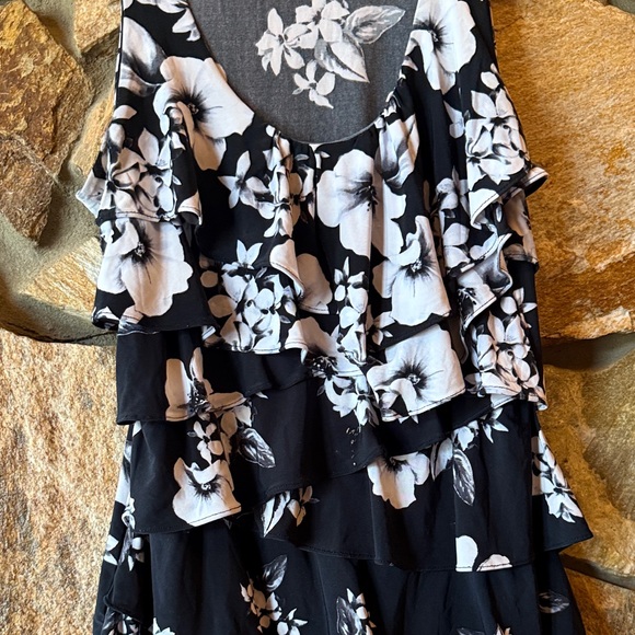 White House Black Market Monochrome Floral Top - Picture 3 of 4